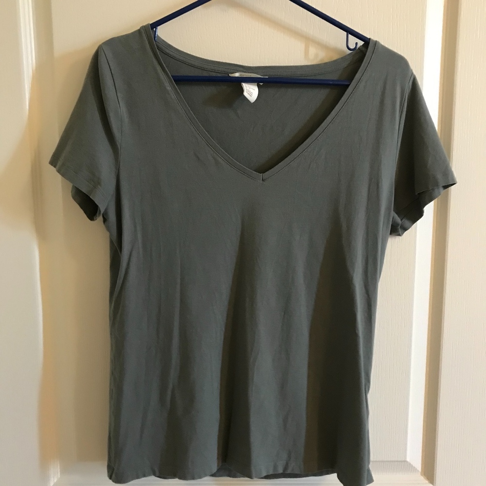 Basic V-neck T